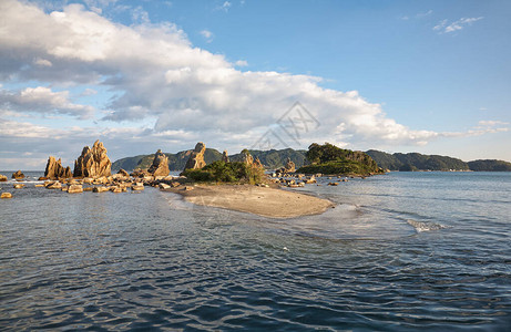 在日落光线下通往串本附近的大岛的一系列岩石和歌山县图片