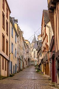 拉瓦尔法国拉瓦尔市中心美丽的街道里面有旧的半图片