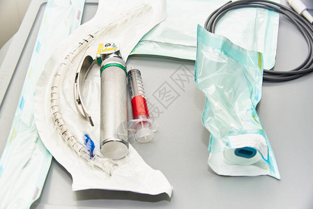 Laryngoscope和刀片内径透气管和手术室桌上麻图片
