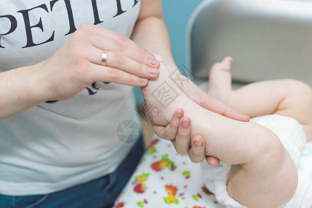 婴儿按摩妈在给婴儿按摩图片