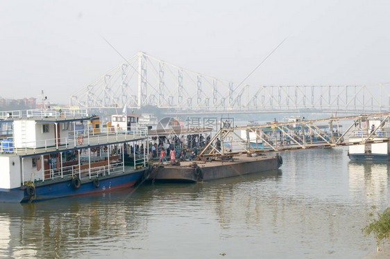 西孟加拉邦地面运输公司WBSTC在胡格利河岸航运公司Ghat上的客运渡轮服务站加尔各答印度亚太地区2019年5月的公共图片