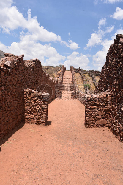 古老的墙壁和建筑可追溯到在秘鲁库斯科以南Picillacta考古遗址的图片