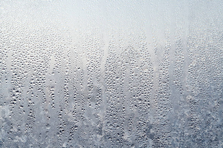 冷 室透明窗玻璃上凝结的蒸汽水滴的质地干净的背景水蒸气在冷窗玻璃
