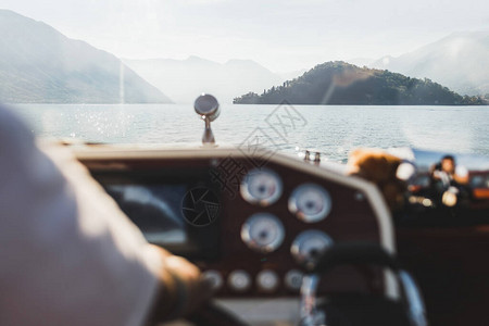 科莫湖山观通过游艇窗口地平线上的山丘轮廓豪华度假和巡航概念出海旅行图片