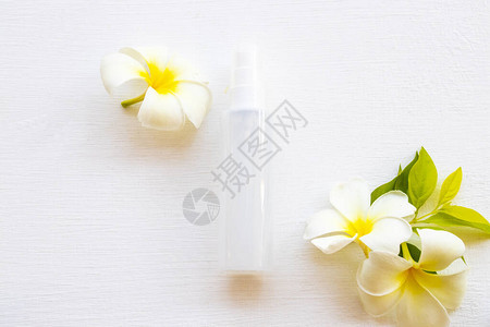 白花freangipani安排的白脸色美容保健在背面白色上平图片