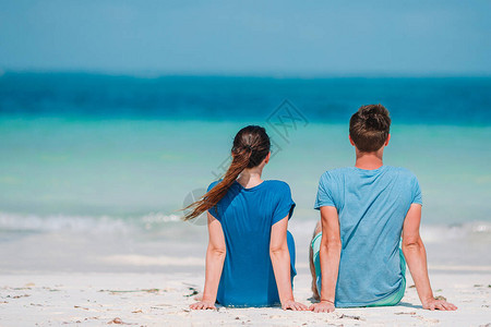 享受海景的海滩度假中两背景图片