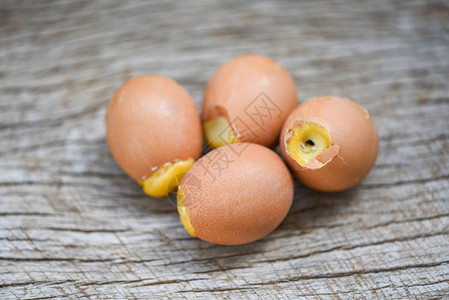 鸡蛋中蒸发的鸡蛋在木头上烧烤配有切片的季节鸡蛋图片