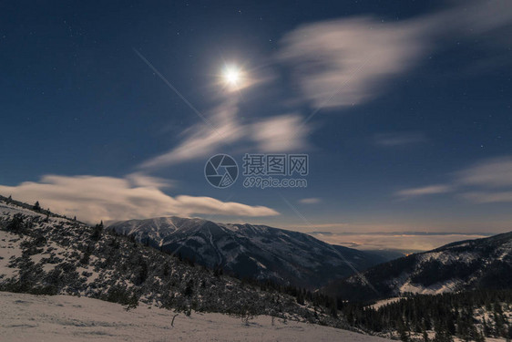 月照雪山云飞天边图片