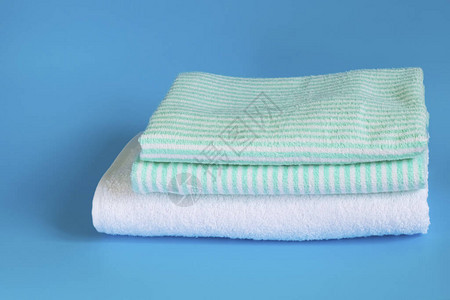 蓝色背景的软棉巾浴巾个人卫生图片