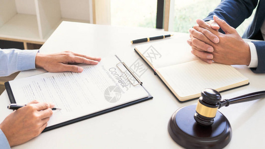 法律顾问向客户提供合同谈判认真的咨询法律概图片