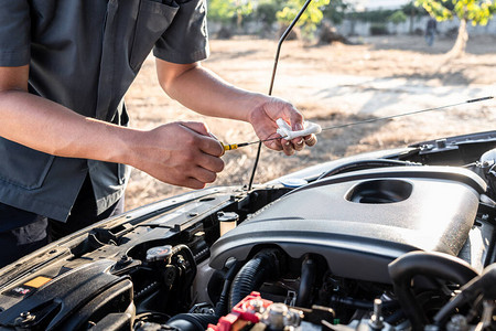 在汽车修理服务和检查油服务和维护汽车检查的发动机汽车工作图片