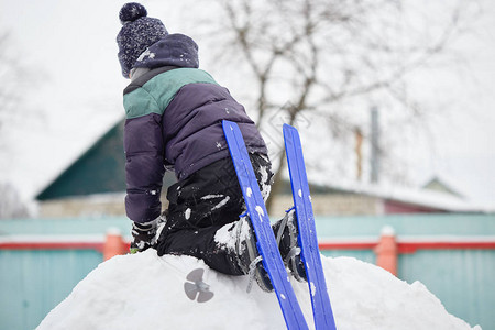 可爱的女孩在公园滑雪上步行通过滑雪轨道图片