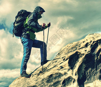 在山上登山时骑着人背包的图片