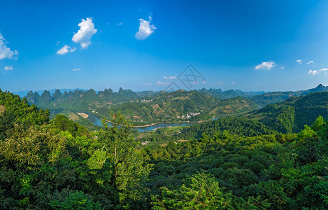 广西省永秀的美丽绿色潮湿和稠密喀什山地貌全背景图片