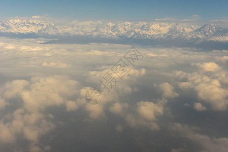 飞机上玩手机来自尼泊尔一侧的喜马拉雅背景