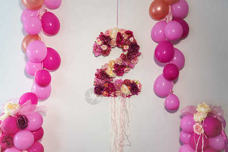 2号是由墙上装饰的花朵儿童周年纪念庆祝活动两边粉色和红图片