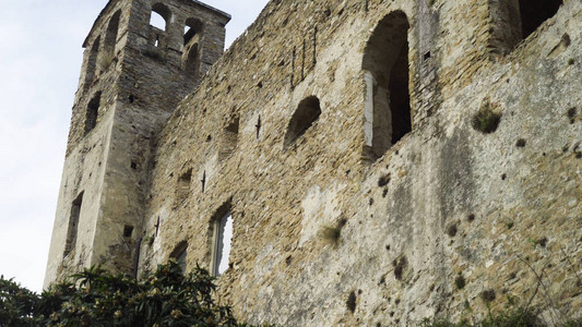 古老的堡垒墙底部在天空背景上行动中世纪石块堡垒破碎成为图片