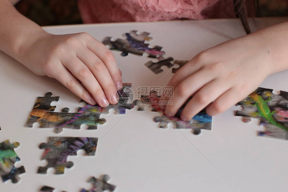 儿童用手收集拼图游戏以便思图片