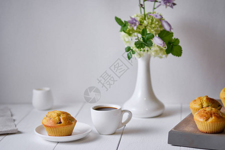 早餐的咖啡和水果松饼配新鲜桃子白色木桌上的花瓶里放着甜点浓缩咖啡图片