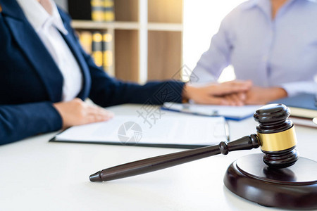 女律师或律师在办公室提供客户信任承诺法律咨询法图片