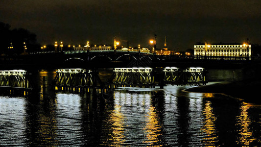 Stoitsky桥的夜景图片