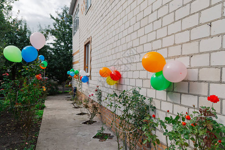 房子院里的彩色气球假期图片