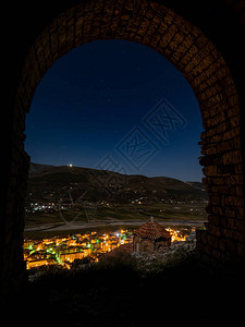 夜晚在阿尔巴尼亚比拉特通过城堡的拱门进图片