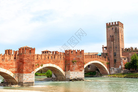 位于意大利维罗纳大桥和Castelvecchio城图片