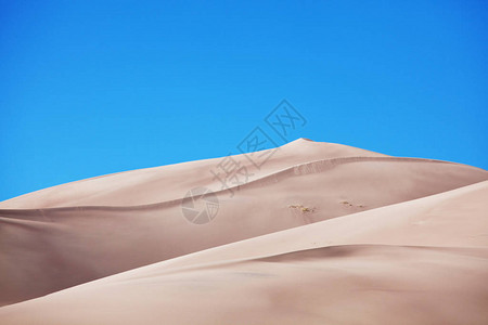 偏远沙漠中未受破坏的沙丘图片