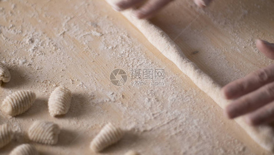 用全麦面粉制作自制纯素意大利面的特写过程图片