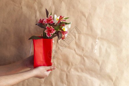 鲜花店献花手拿着春花束背景图片