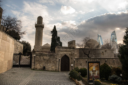 阿塞拜疆巴库老城空荡的街道旧城巴库内城建背景图片