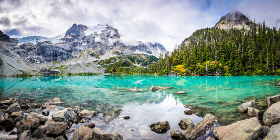 山全景与美丽的绿松石冰川美联储湖Joffre湖省立公园图片