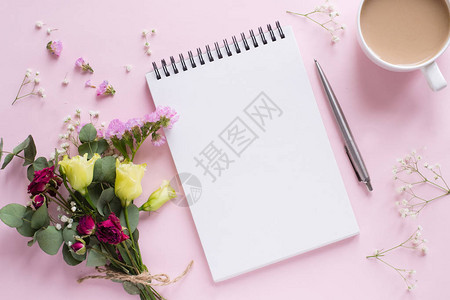 笔和笔记本粉红色背景的花笔记背景