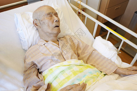 躺在床上睡在医院睡觉的日本老图片