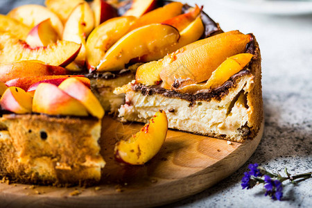 纽约芝士蛋糕配桃子马斯卡彭芝士蛋糕健康食品水果甜点夏日蛋糕静物的食图片
