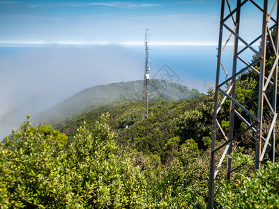 带有特别设备用于在hte山顶上传送信号的电信塔相照片图片