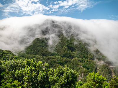 从高山向下飘浮的云层景观图片