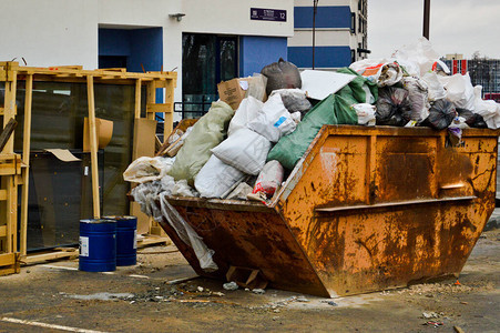 大型铁工业垃圾桶工业建筑工地垃圾堆满垃圾安全差不卫生条图片