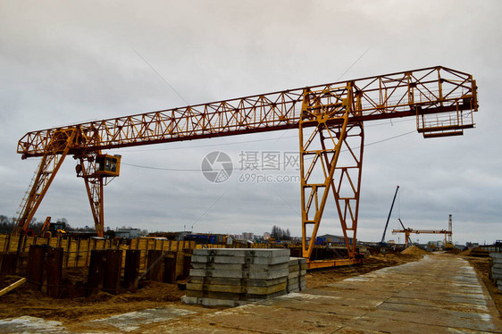 高重型黄色金属承重建筑固定式工业强大的桥式龙门起重机图片