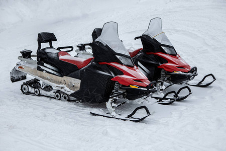 两辆红色的雪地摩托站在雪地里冬季摩托车雪地摩托图片