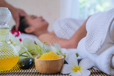 水疗护理套装和芳香按摩油在床上按摩泰式香薰疗法和床上鲜花按摩放图片