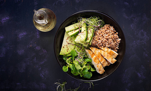 午餐沙拉佛碗配荞麦粥烤鸡柳玉米沙拉微绿蔬菜和萝卜健康食品图片