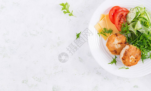 鸡肉汉堡配番茄黄瓜奶酪和芝麻菜沙拉图片