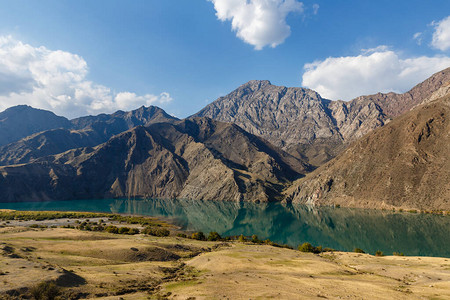 美丽的山区河流图片