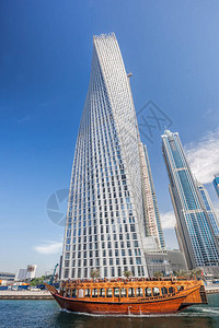 迪拜Marina与船只对抗阿拉伯联合酋长国迪拜摩天大楼的迪拜图片