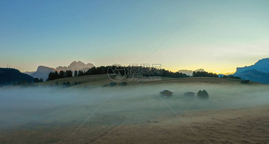 苏伊西阿尔佩河地区黎明时雾中山谷的空中景象图片