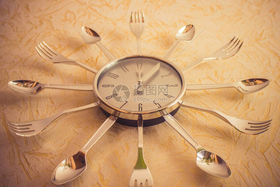 箭头显示正午围绕镀铬勺子和叉子正确的饮食图片
