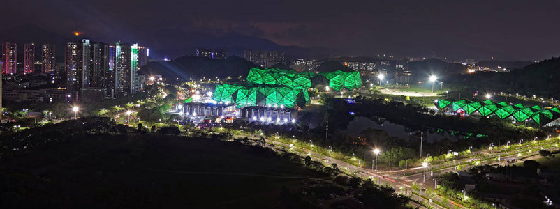 对典型的风景充满活力的宽角全景观今晚在深圳有住宅楼和高路图片