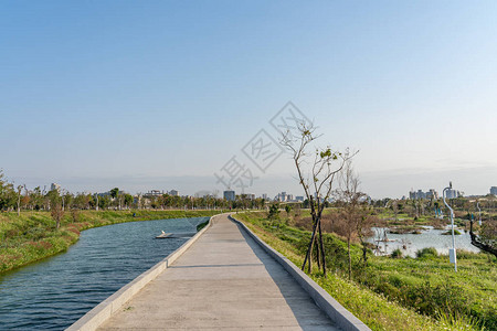 蓝天晴的水南经贸区台中央公园背景图片